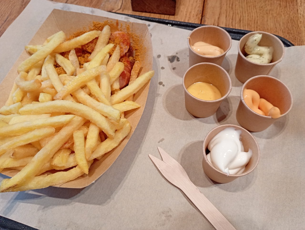 私は、フライドポテトとソーセージにカレーの粉をかけたカレーゥ゙ルストをたのみました。