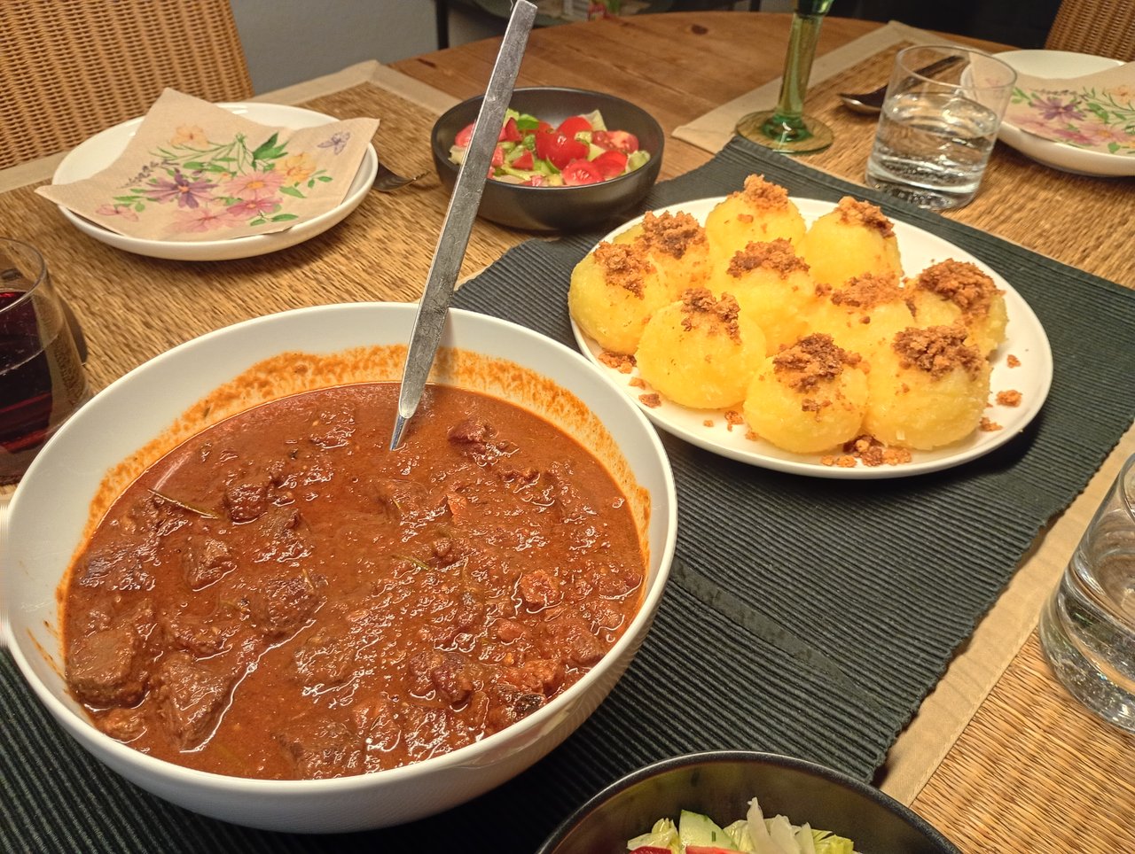 Knödel Gulasch